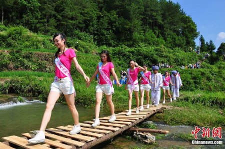2012珠江形象大使深入贵州山区关注教育发展