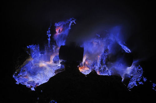 火山喷出梦幻蓝色火焰 居民冒险拾硫磺赚钱--贵
