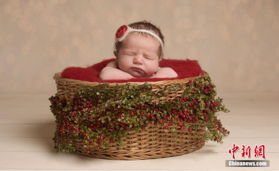 摄影师奇思妙想拍圣诞主题照片 初生婴儿成主