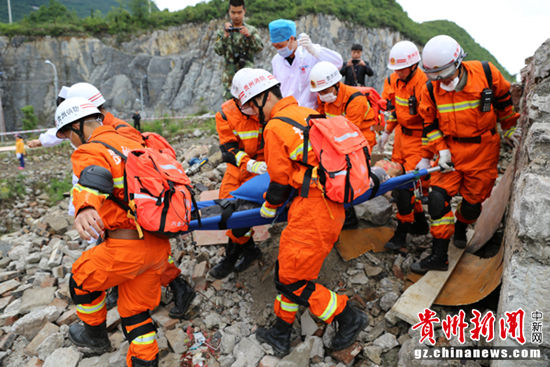 贵州六盘水市人民政府举行地震应急救援综合演