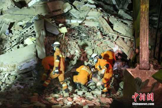贵阳楼房垮塌14小时后 救援人员连夜搜救--贵州
