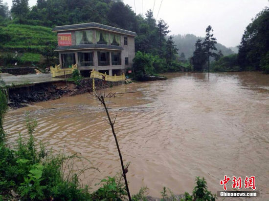 暴雨袭击贵州开阳 洪水淹没农田房屋--贵州新闻
