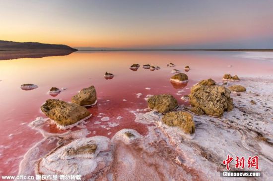 乌克兰梦幻粉色盐湖 美景令人窒息--贵州新闻网