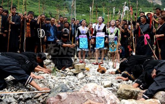 7月17日,福泉市仙桥乡王卡苗族群众在王卡河边举行杀鱼节祭祀活动.图片