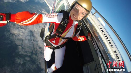 俄罗斯19岁女孩成空中舞者 挑战云中漫步--贵