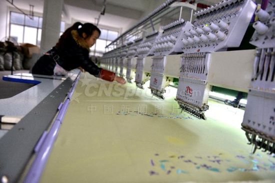 贵州榕江:民族绣花厂节后生产忙--贵州新闻网