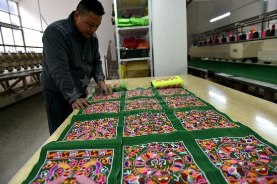 贵州榕江:民族绣花厂节后生产忙--贵州新闻网