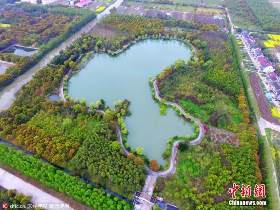 上海一人工湖现中国地图 鬼斧神工让人称奇-