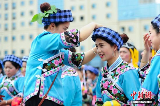 贵州望谟布依族民众盛装共度传统节日 三月三