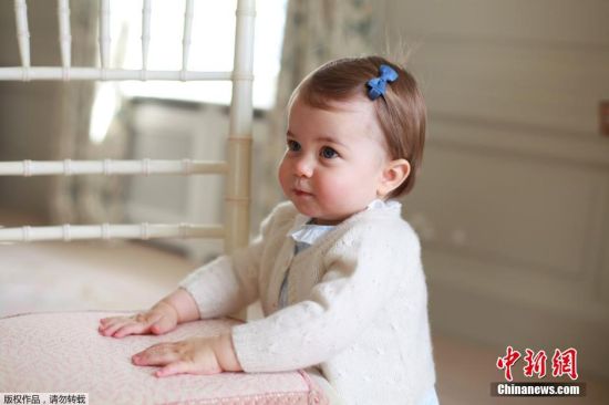 英国夏洛特公主周岁写真 粉嫩小裙子萌萌大眼