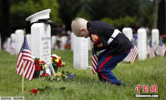美国5岁男孩穿军装赴公墓为父亲扫墓--贵州新