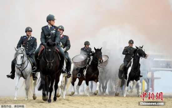 荷兰骑兵在烟雾中训练 炫酷影像如大片--贵州新