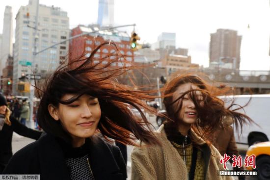 美国纽约遇大风天气 街头行人发型 风中凌乱 -
