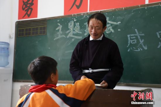 贵州乡村教师31年守护学子悬崖求学路