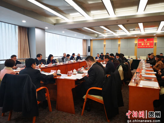 政协委员对两会报告分组讨论现场。赵万江 摄