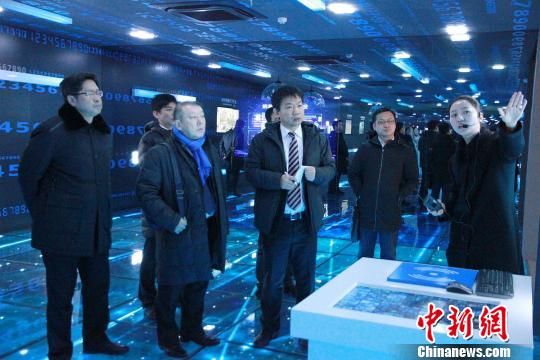  伊藤忠商事株式会社参观贵州大数据综合实验区展示中心。　宁南 摄