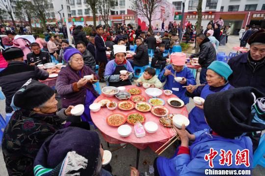 贵州惠水上万名易地扶贫搬迁户同吃团圆饭喜迎新年。 贺俊怡 摄