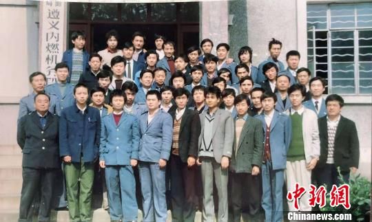  1990年李永方参加内燃机转电气化培训班合影。　受访者供图 摄