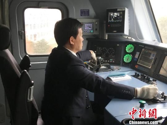 李永方正在驾驶5630次普快列车。　周娴 摄