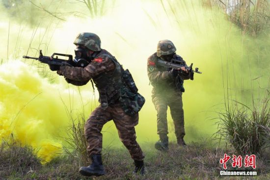 武警贵州总队机动支队特战队员通过“染毒区”。中新社记者 瞿宏伦 摄