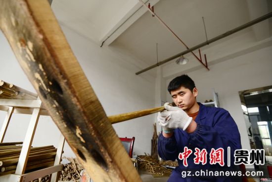 3月23日，在贵州省铜仁市玉屏侗族自治县箫笛生产基地一家企业车间，工人正在制作箫笛。 