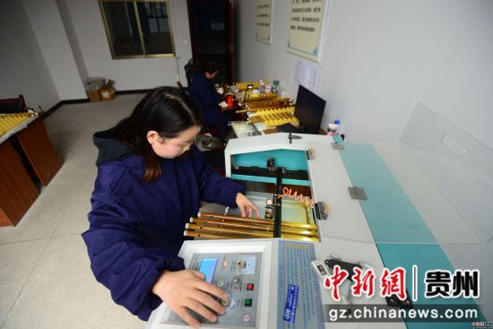 3月23日，在贵州省铜仁市玉屏侗族自治县箫笛生产基地一家企业车间，工人正在制作箫笛。
