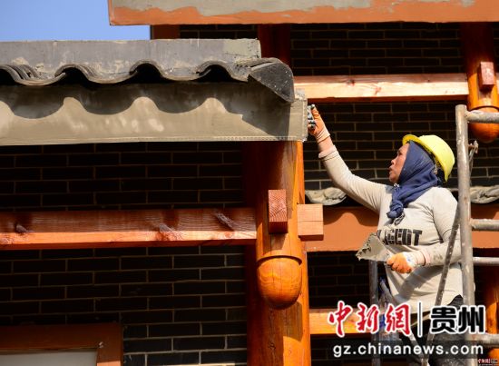 4月9日，在贵州省七星关区碧海阳光城易地扶贫安置区，易地搬迁群众正在安置区内工作。 尚宇杰 摄