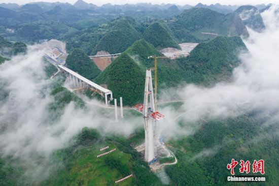 4月30日，航拍建设中的贵州平罗高速平塘特大桥。中新社记者 贺俊怡 摄