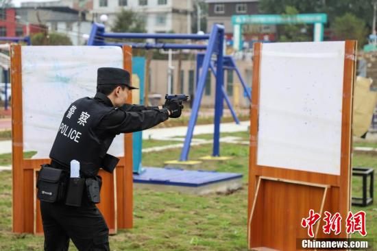 　特警队员进行移动靶射击训练。