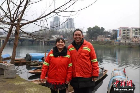 贵州铜仁“夫妻档”河道打捞工 坚守13年只为一江碧水。瞿宏伦 摄