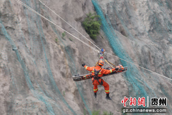 5月10日，参演人员在进行断崖救援演练。