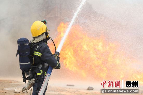 5月10日，参演消防队员在进行火灾扑救演练。