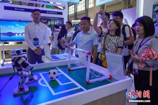 5月27日，一位参观者在操作AI手势控制机器人踢球。5月26日至29日，以“创新发展，数说未来”为主题的2019中国国际大数据产业博览会在贵阳启幕，吸引民众观展。中新社记者 贺俊怡 摄