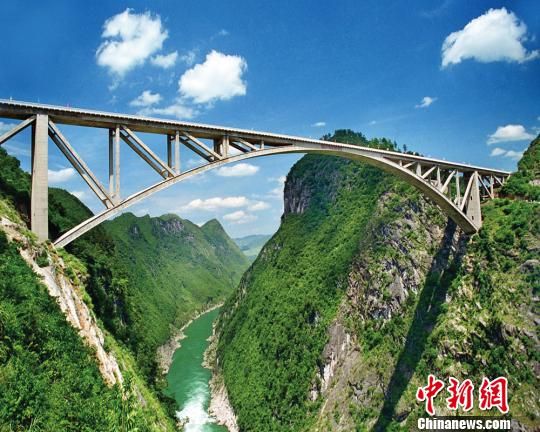 1995年，离河底高260米、跨径长330米的江界河大桥建成通车。贵州桥梁建设集团有限责任公司供图