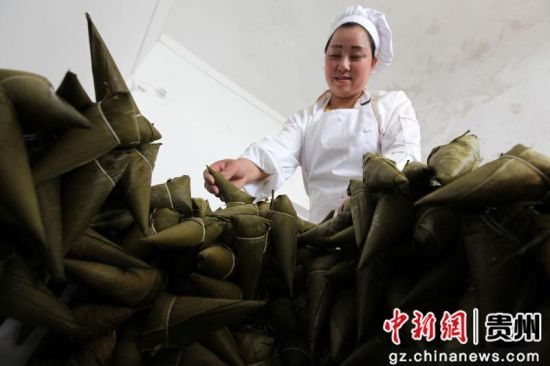 2019年6月5日，贵州省毕节市黔西县莲城街道金凤社区李龙岗食品加工作坊，员工赶制粽子。