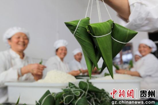 2019年6月5日，贵州省毕节市黔西县莲城街道金凤社区李龙岗食品加工作坊，员工赶制粽子。