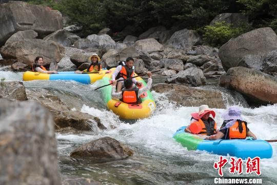 图为游客在贵州施秉杉木河体验漂流。 贺俊怡 摄
