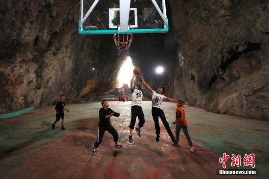 近日，贵州省纳雍县猪场乡新春村村民在溶洞球场里练习篮球。