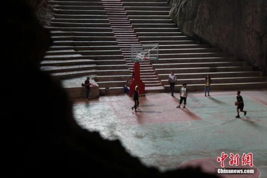 近日，贵州省纳雍县猪场乡新春村村民在溶洞球场里练习篮球。