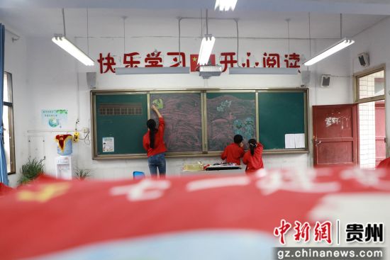 6月28日，贵州省毕节市黔西县第一小学的小朋友们在画画迎接“七一”到来。