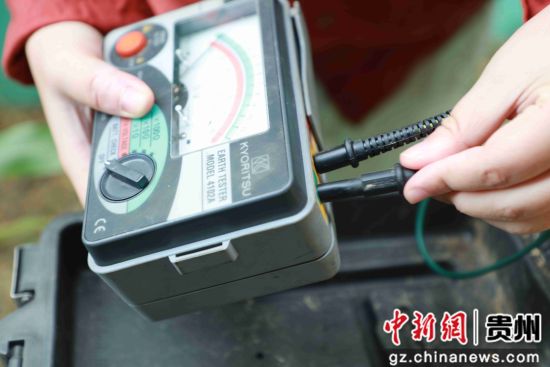 2019年7月3日，贵州省毕节市黔西县气象局防雷电工程施工人员安装检测避雷装置。