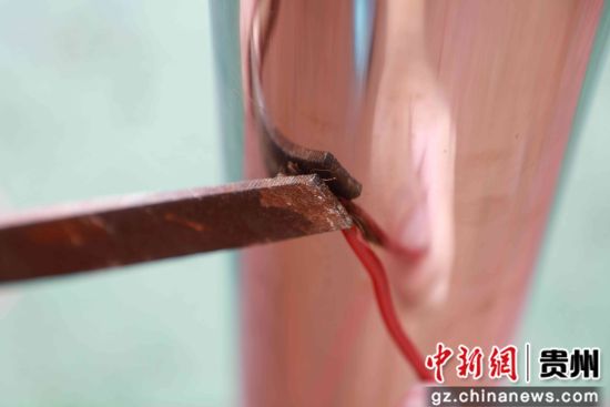 　2019年7月3日，贵州省毕节市黔西县气象局防雷电工程施工人员在县中心幼儿园检 测避雷装置。
