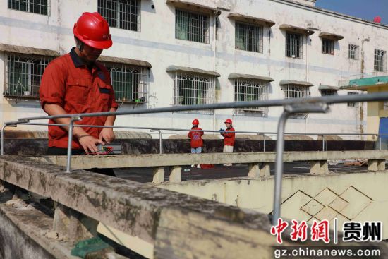 2019年7月3日，贵州省毕节市黔西县气象局防雷工程施工人员在检测县中心幼儿园教学楼避雷装置。