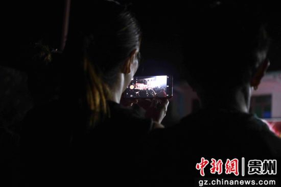 7月26日，在贵州省毕节市黔西县甘棠镇火把节广场现场群众观看演出。