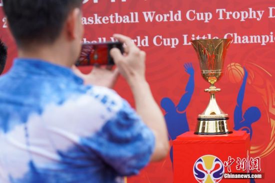 国际篮联篮球世界杯冠军奖杯吸引民众。中新社记者 贺俊怡 摄