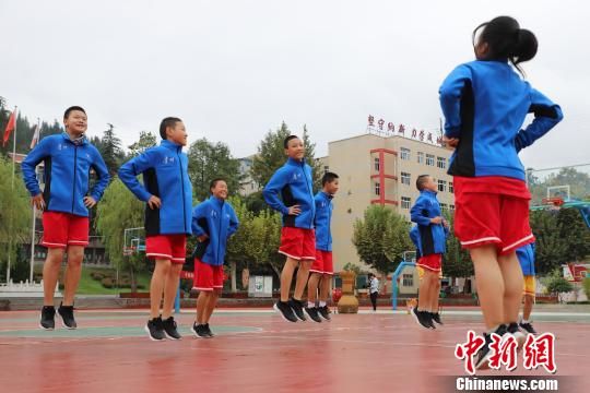  9月20日，务川城关中学民族体育传承班学生在进行“推食爬”训练。　瞿宏伦　摄