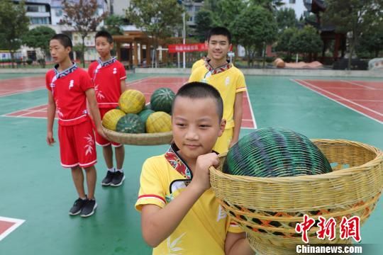 9月20日，务川城关中学民族体育传承班学生在进行“推食爬”训练。　瞿宏伦 摄