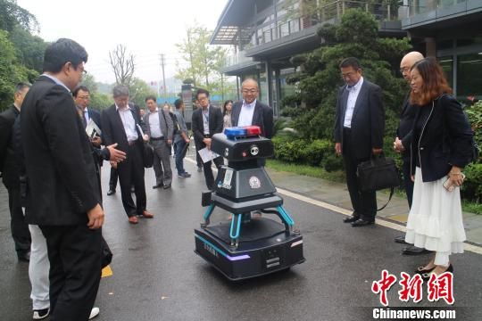 图为代表团在贵州万为机器人参观。　冷桂玉 摄