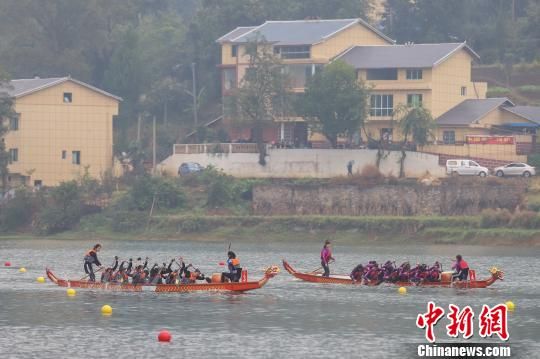 2019年世界名校龙舟大赛在贵州绥阳开赛。　瞿宏伦 摄
